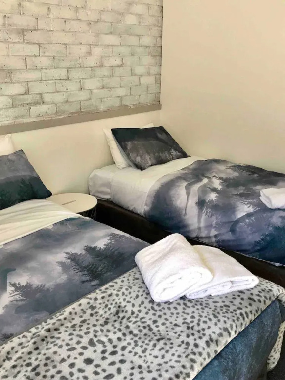 Hotham 3 Bedroom Apt - 24 Lawlers