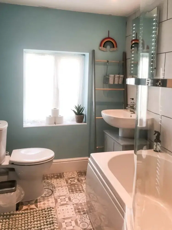 Cheerful 2 Bedroom Family Home With Private Garden