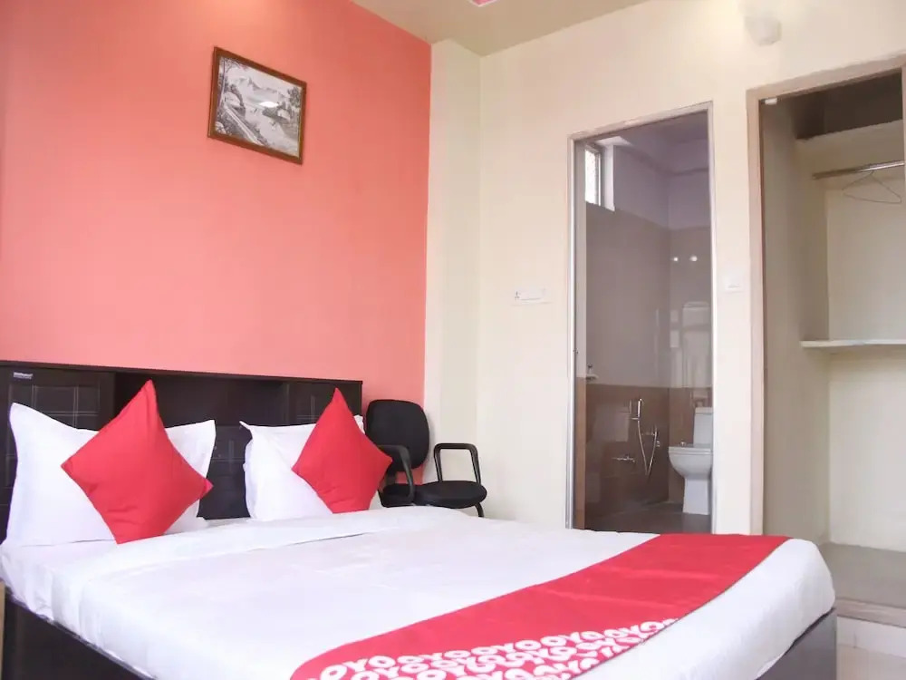OYO 12956 Royal Hotel