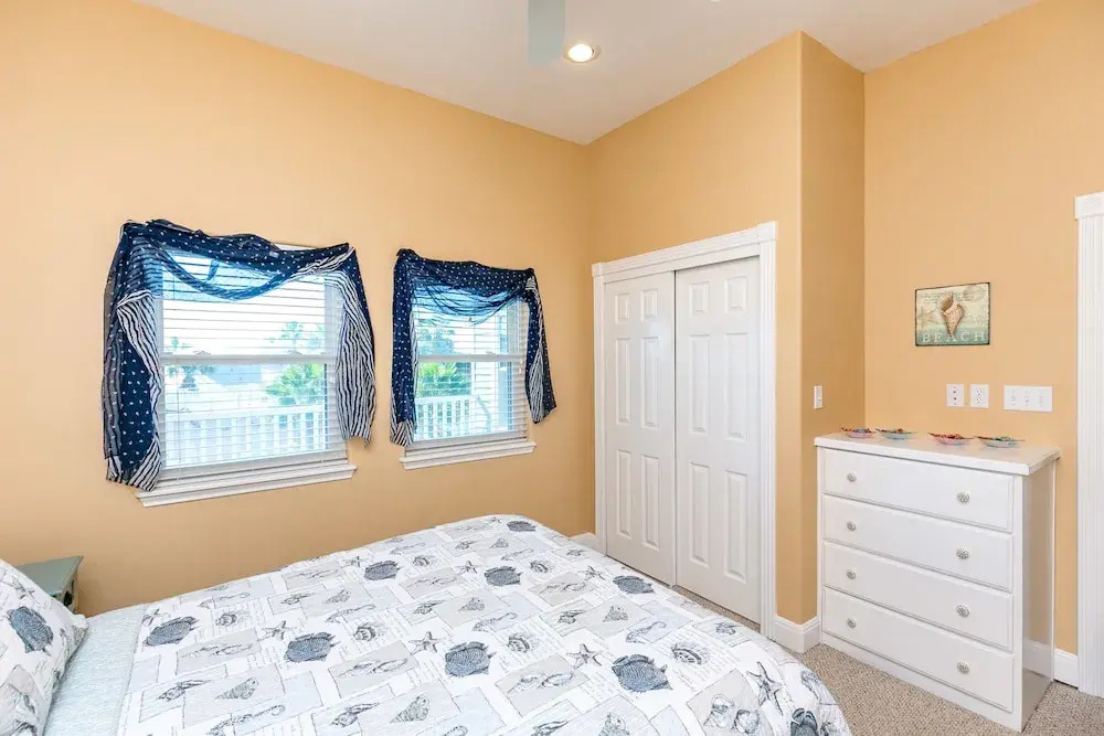 Walk To Beach! 3br, 3ba In Royal Sands With Access To 2 Pool 3 Bedroom Home