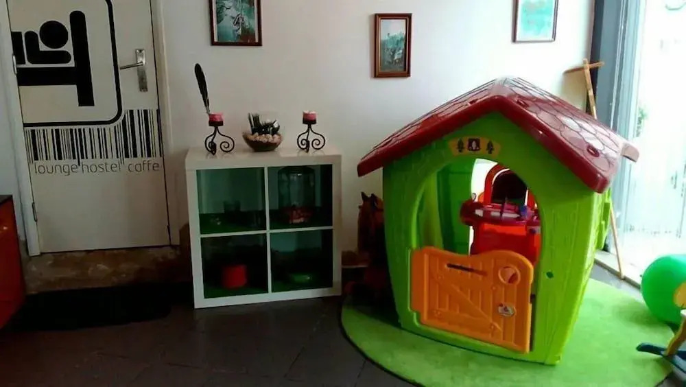 E-Nove Lounge Hostel Caffe