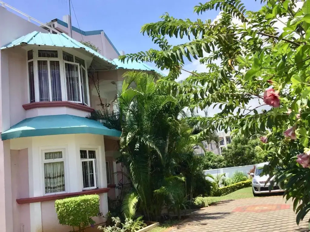 Fayruz Villa is a 3 bedroom, 3 bathroom detached house with AC and swimming pool 5 minutes walk from Flic en Flac public beach