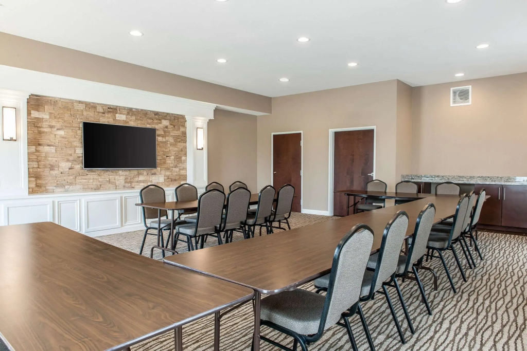 Comfort Suites Rensselaer near Fair Oaks