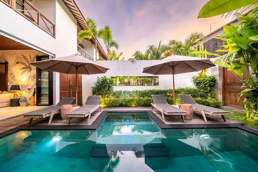 Luxury Private Loft, 2 BR, Canggu With Staff