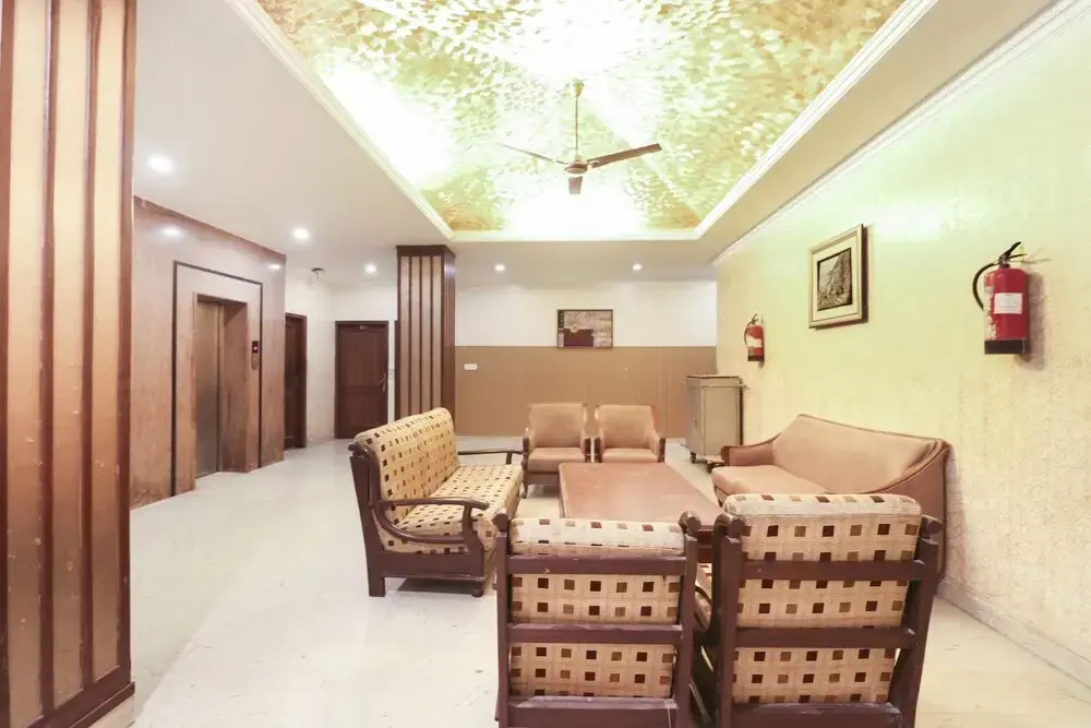 Capital O 5438 Hotel Shiraaz-2