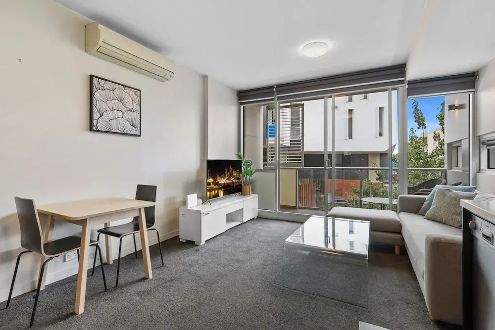 Fitzroy North 1-bed With Balcony by Edinburgh Park