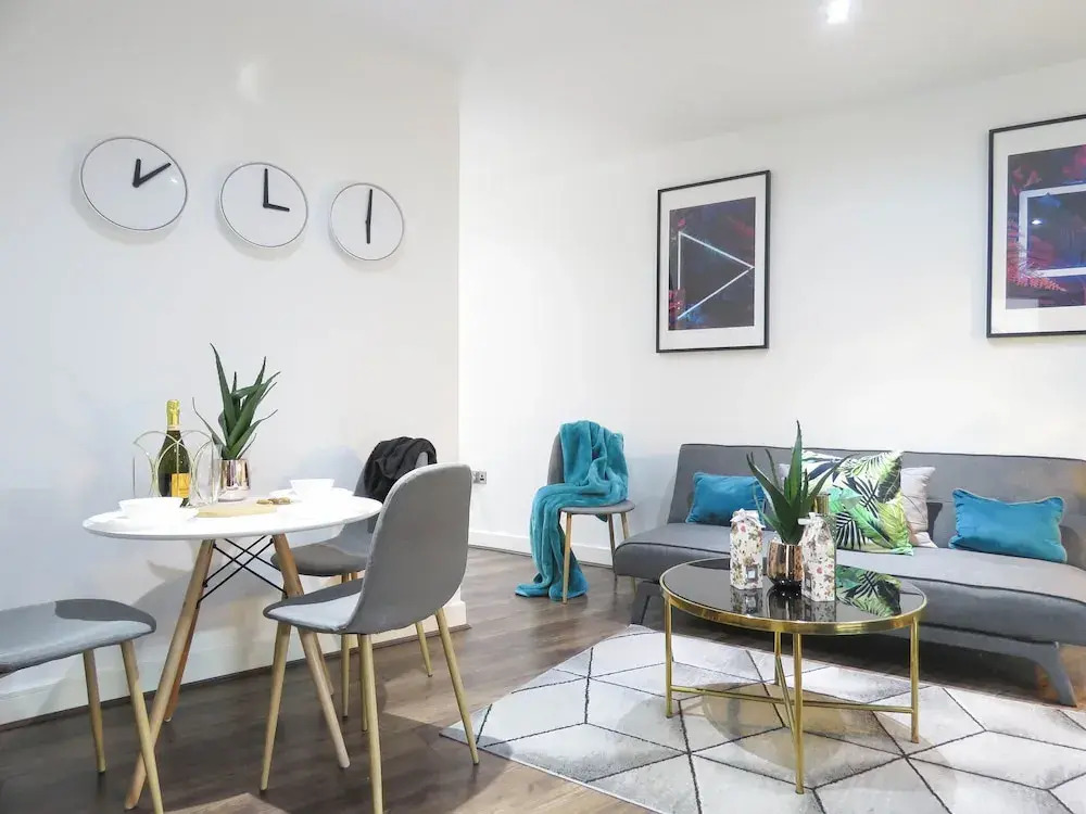 Tudors eSUites Birmingham Apartments Terrace and Private Parking