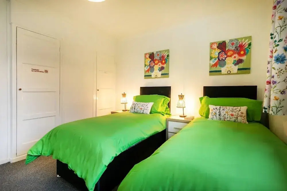 3-beds, Sleeps 5, w/ Parking, 10 Mins From Centre