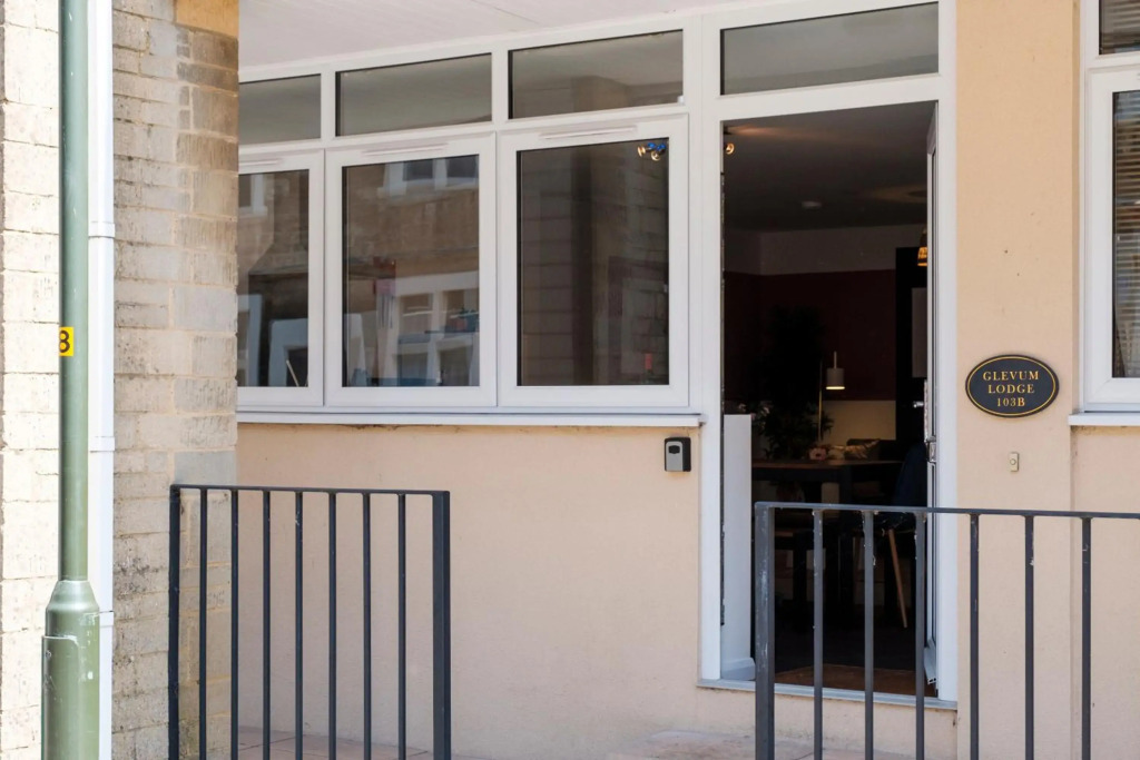 Glevum Lodge - 2BDRM Town Centre Apartment with open plan living area & walk in shower