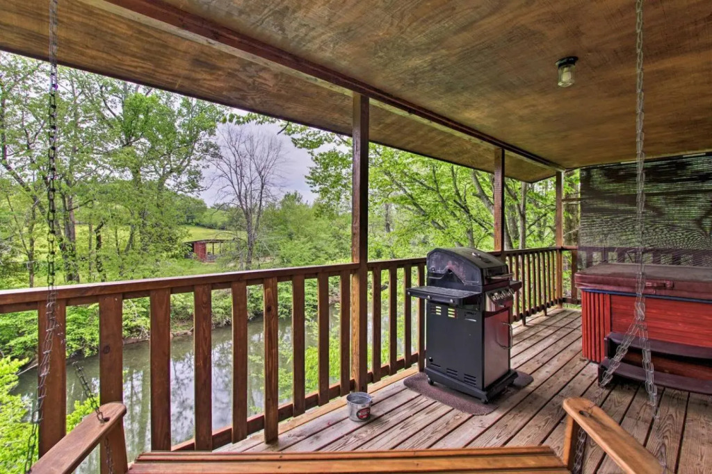 River Rush- Cozy Riverfront Cabin 5 Mi to Pigeon Forge