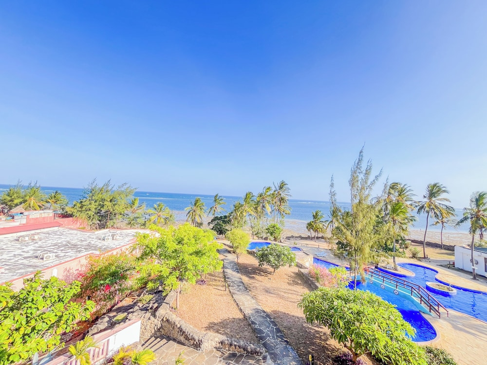 Pumziko Beachfront Apartment