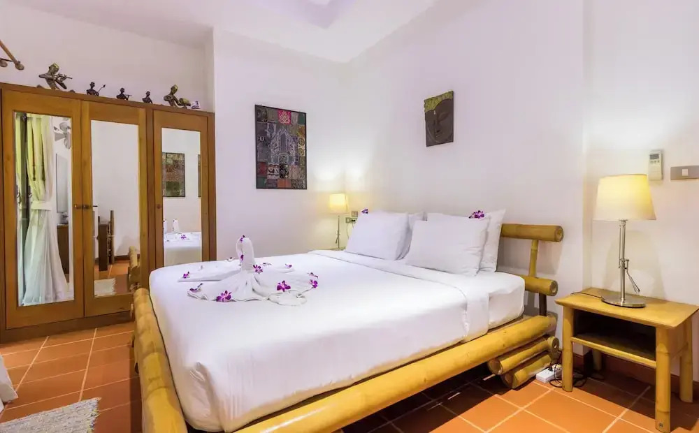 Luxury Four Bed Villa Jasmine, infinity pool, full staff , chef and breakfasts
