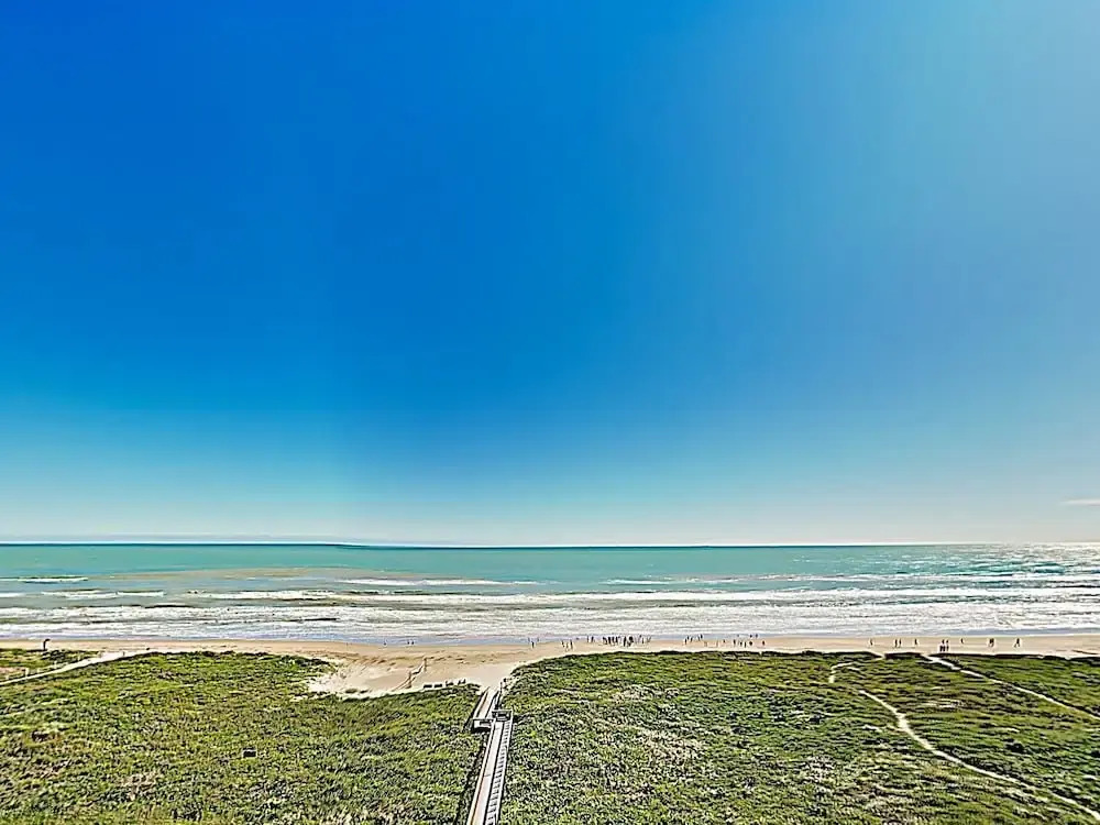 New Listing! Gulf-front W/ Pools & Gym 3 Bedroom Condo