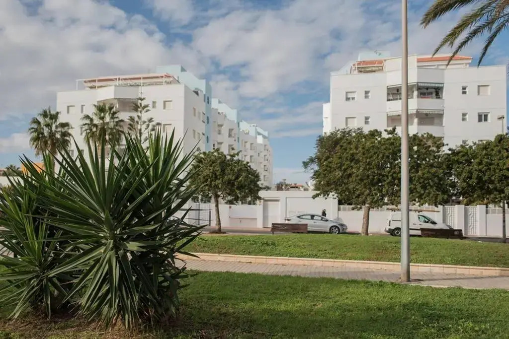 Amplio apartamento a 50m de la playa/Wide and cozy apartment 50m from the beach perfect for families
