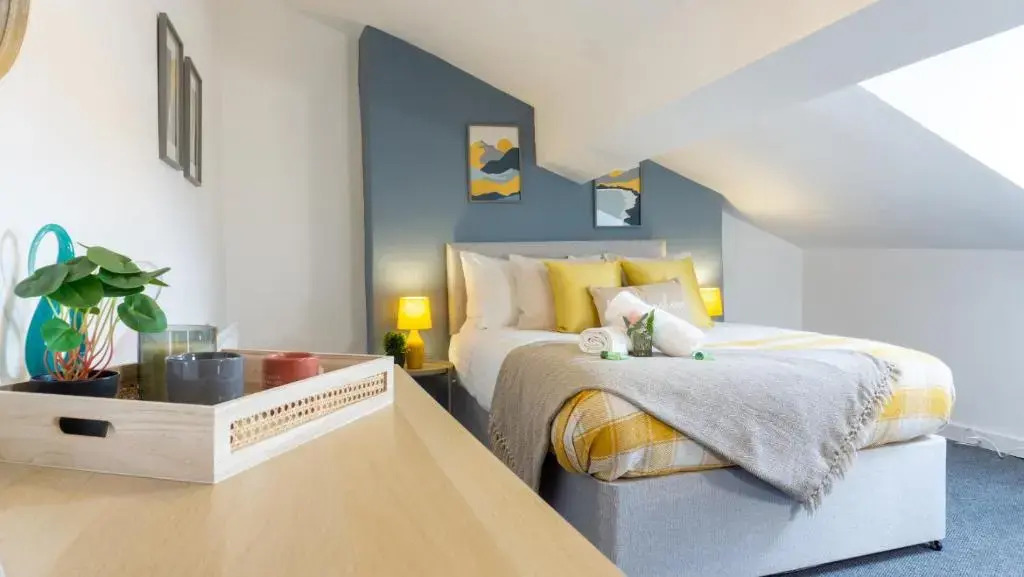 Air Host and Stay - Breckfield house sleeps 14, 7 bedrooms free parking LFC
