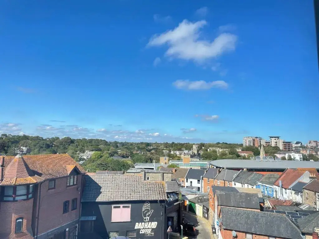 Spacious 3-Bed, Town Centre, Parking, Near Beach
