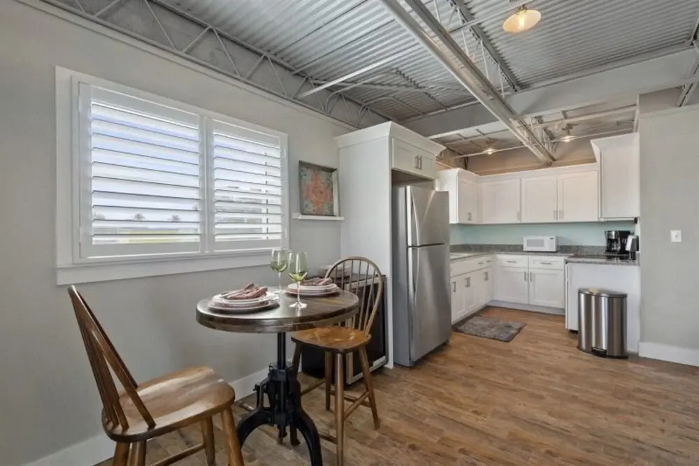 Ocean Jewel 1- Beautifully Renovated Loft Close to Beach and Shops