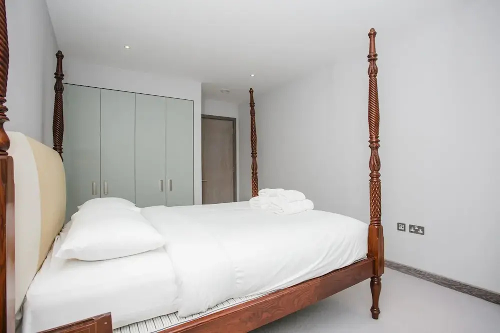 Modern 1 Bedroom Apartment With Balcony