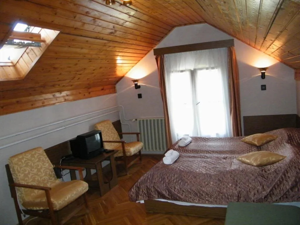 Kiss Villa