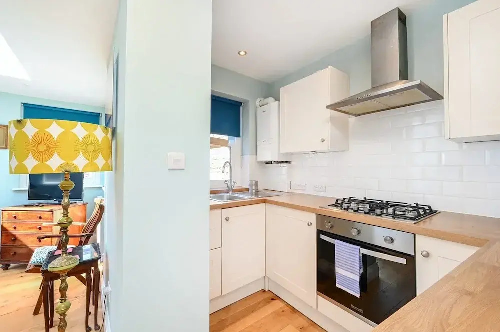 Host Stay Blue Bolthole on Vicarage Lane
