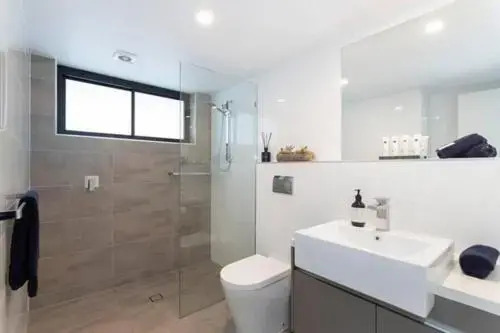 Inner city 1 bedroom Apartment with Rooftop pool and Parking - Serain Residences