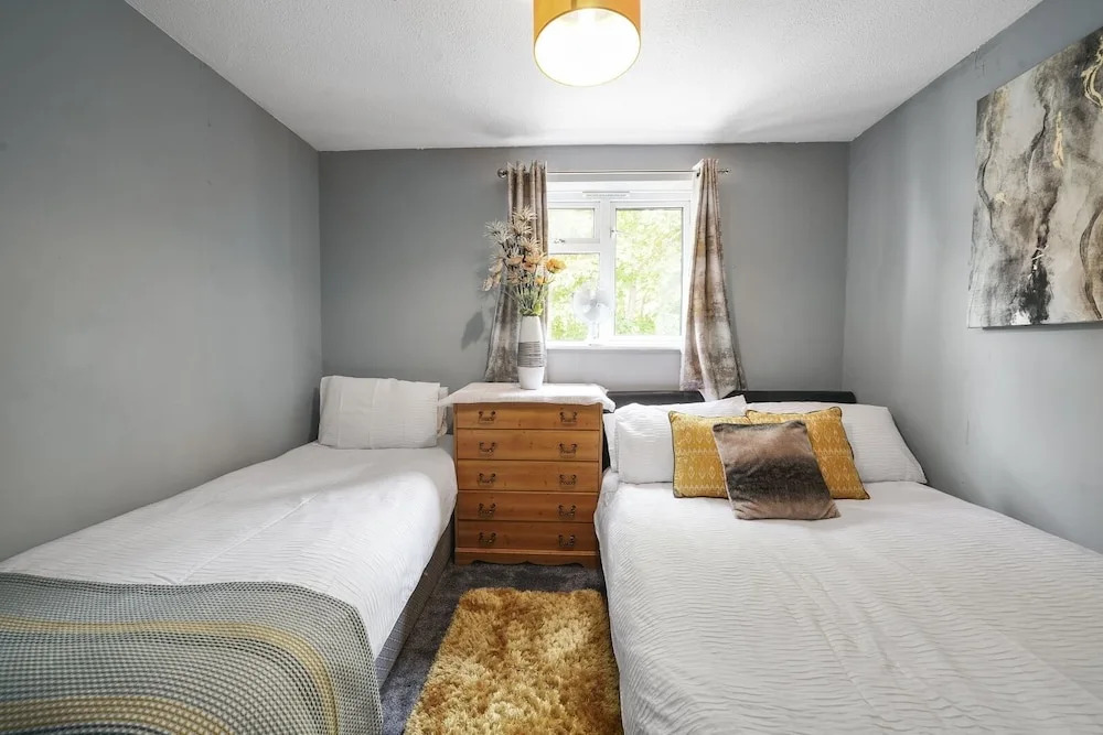 House - Sleeps 8 & on-site parking