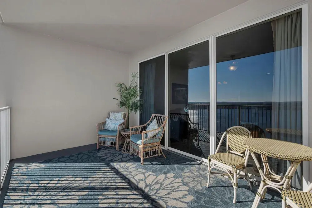 Luxury Condo w/ Huge Private Balcony on Lake Bryan