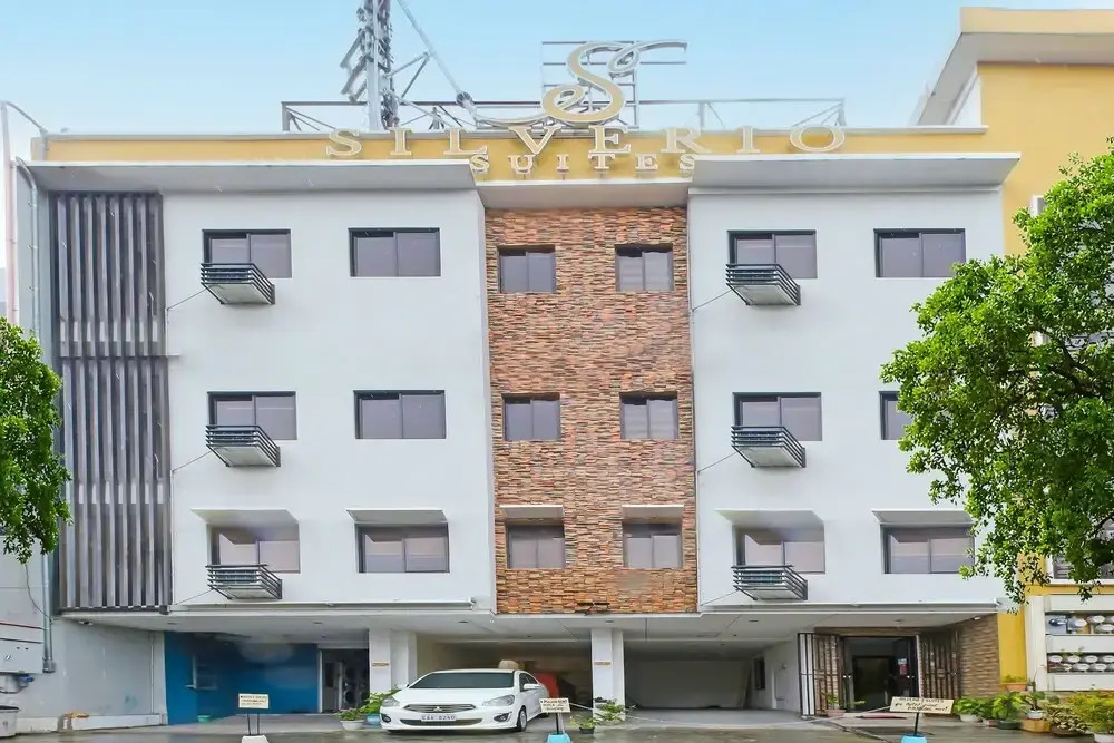 OYO 896 Silverio Suites