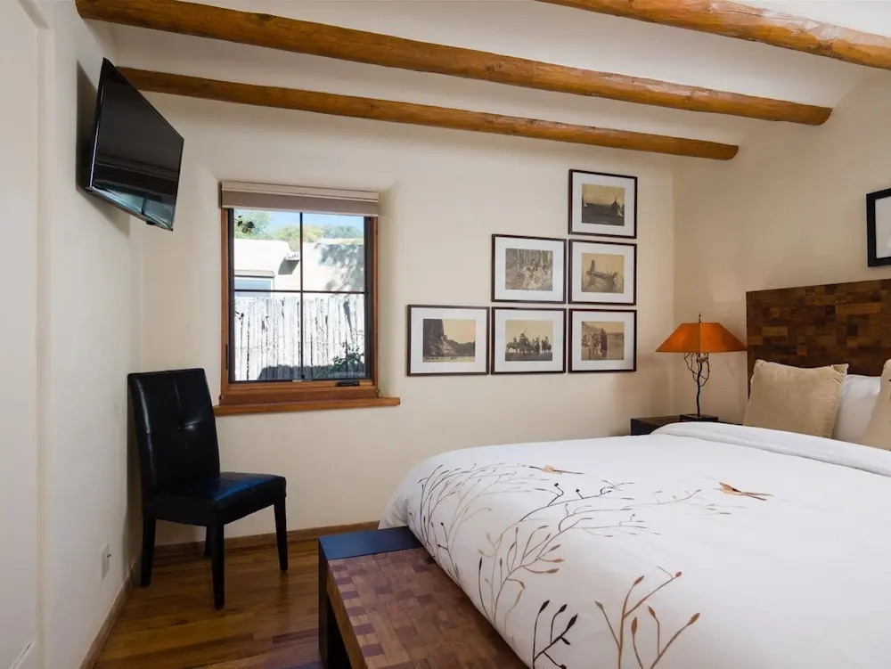 Casa Contenta - Charming East Side Family Home With Hot Tub, Walk to Canyon Rd