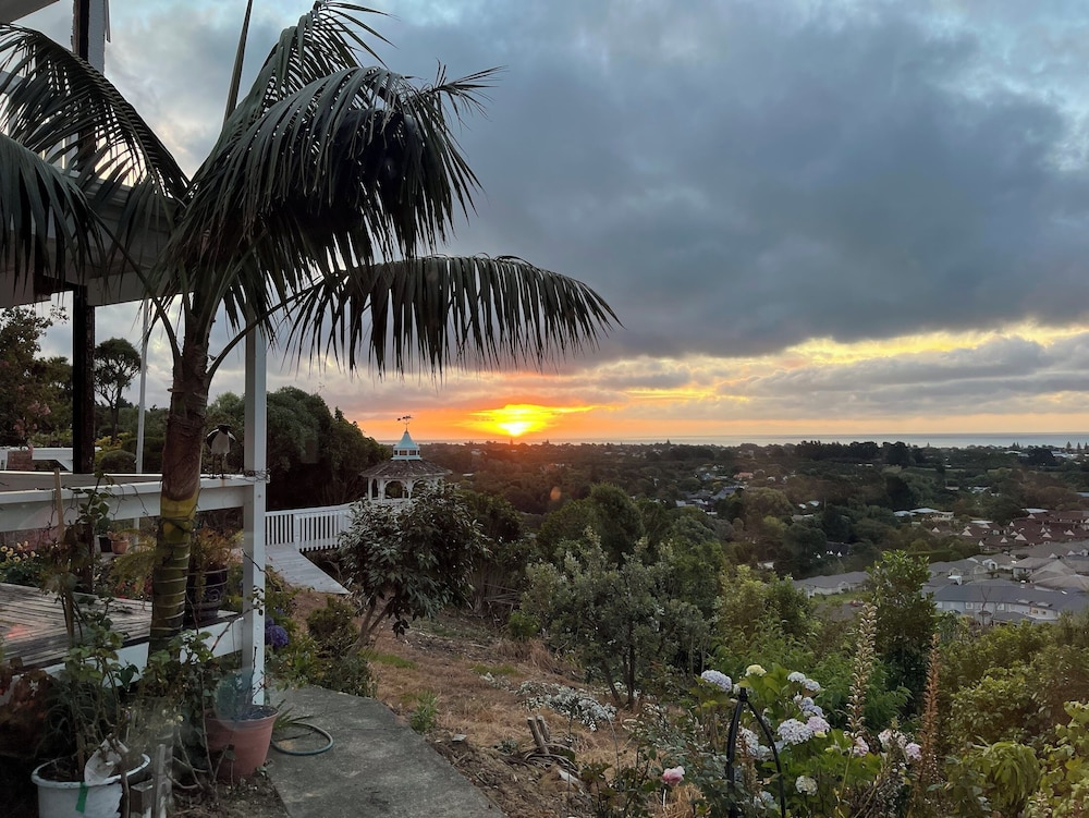 Charming homely Cherry Villa B&B with a panorama view