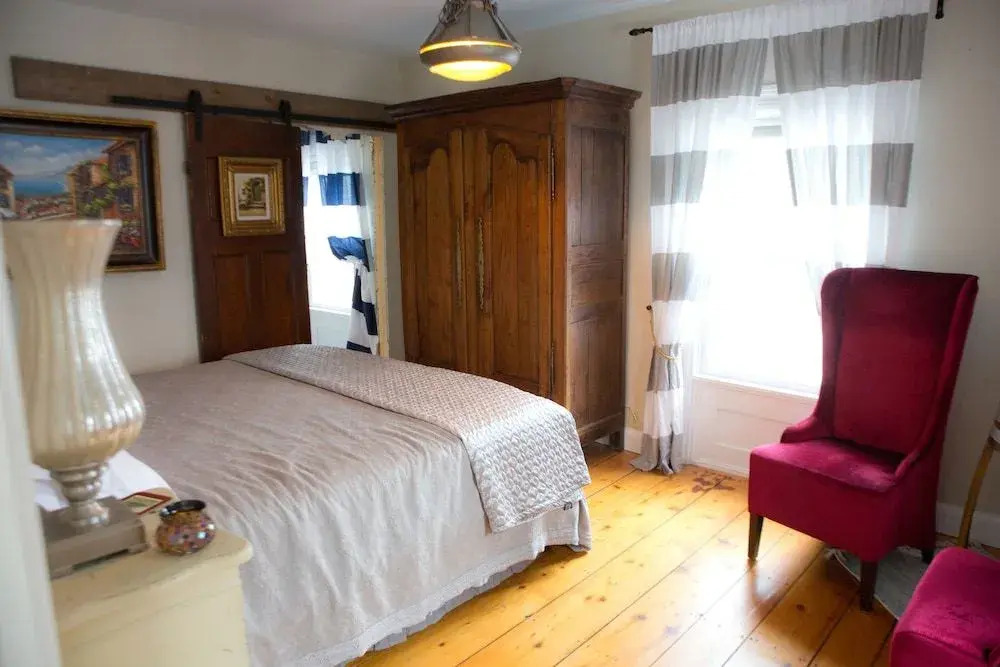 Red Mahone Bed & Breakfast