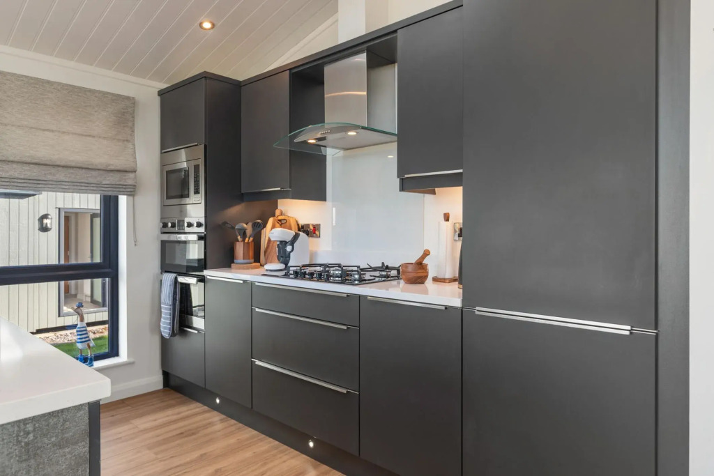 Hiraeth - Luxury Lodge with Hot Tub, Close to Beach