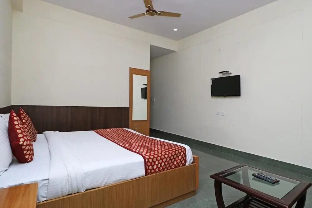 OYO 4798 Hotel Periwal Premium