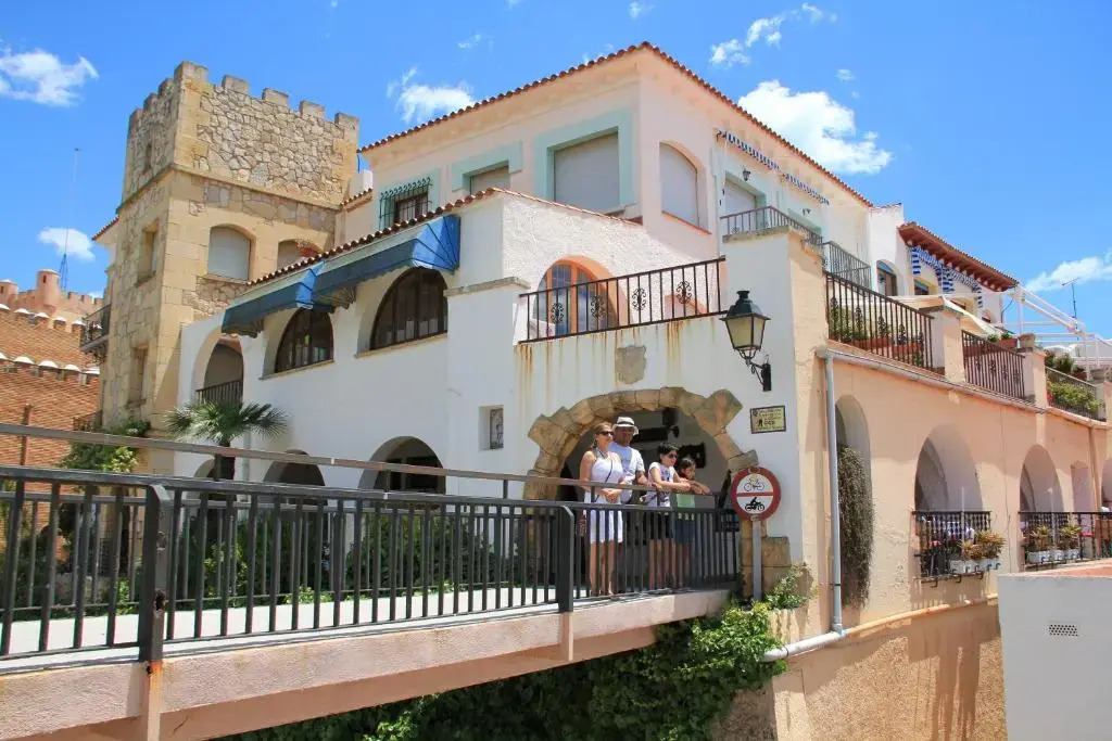 Villa Neus Barà, jardín y piscina privada