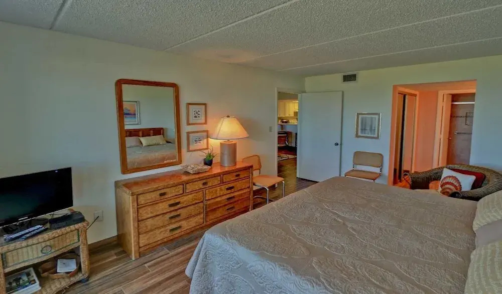 Embassy 202 2 Bedroom Condo by Redawning