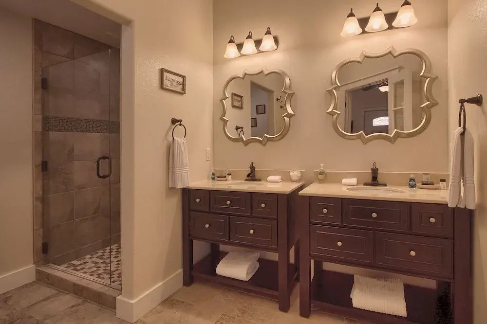 Serenity Bliss - Downtown Retreat with Pool & Hot Tub