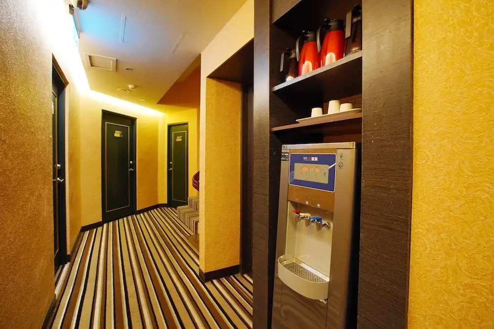 Happy Hotel