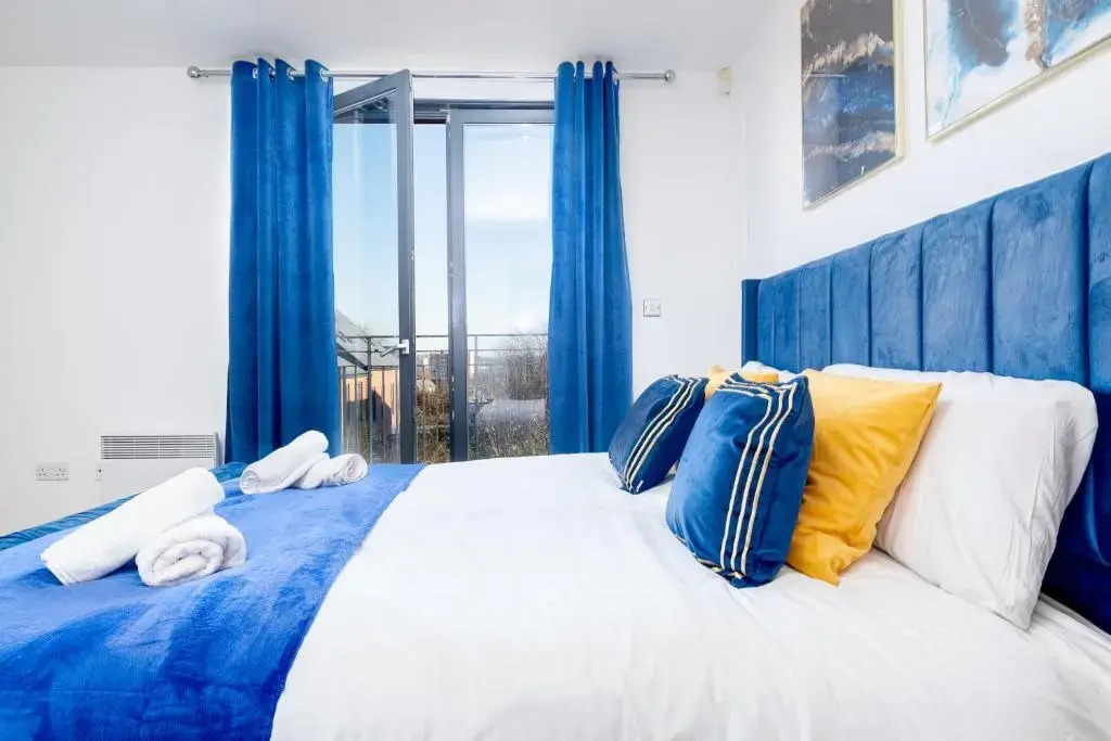2 Bed Family Apt w/BALCONY & PARKING! ☆ FREE NETFLIX - With 50 Inch Smart TV, FREE NETFLIX & WIFI - Birmingham City Centre, By 02 Academy, Cube & Mailbox