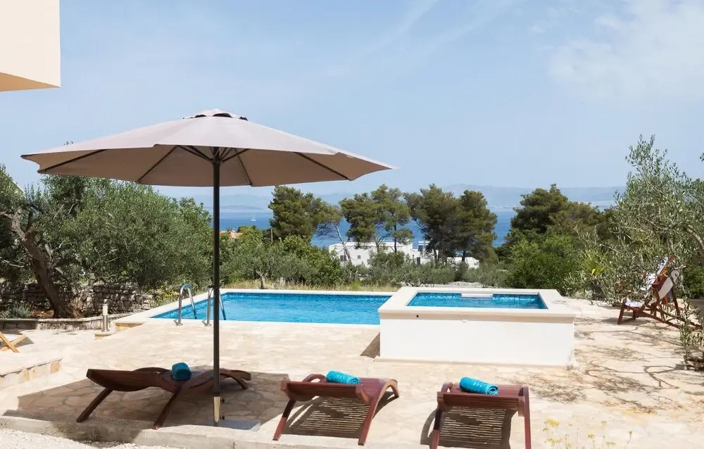 Amazing Home in Sutivan with Hot Tub, WiFi & 3 Bedrooms