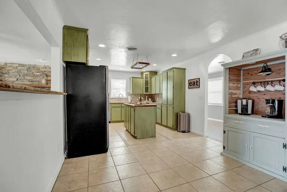 Upscale Home 15 Min Walk to Main St. With Grill!