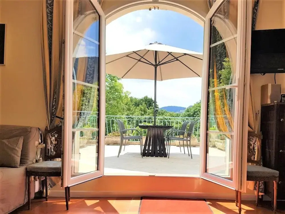 B&B with charm, quiet, kitchen, sw pool