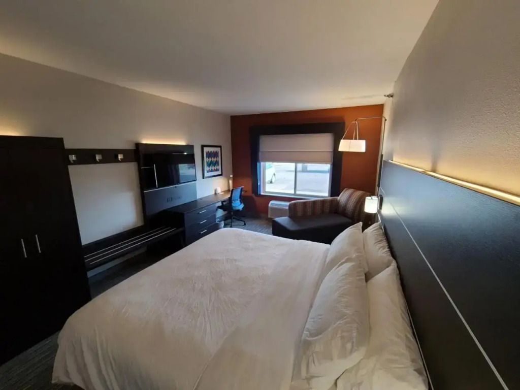 Holiday Inn Express & Suites Sheldon by IHG
