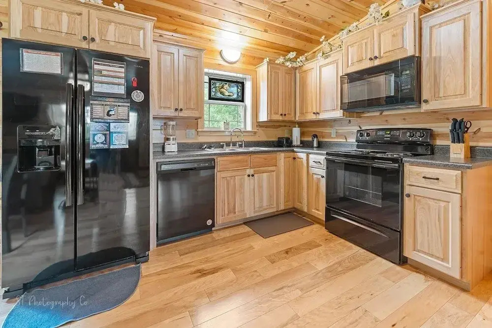 Foxes' Den Cabin with Private Hot Tub and Arcade Game by RedAwning