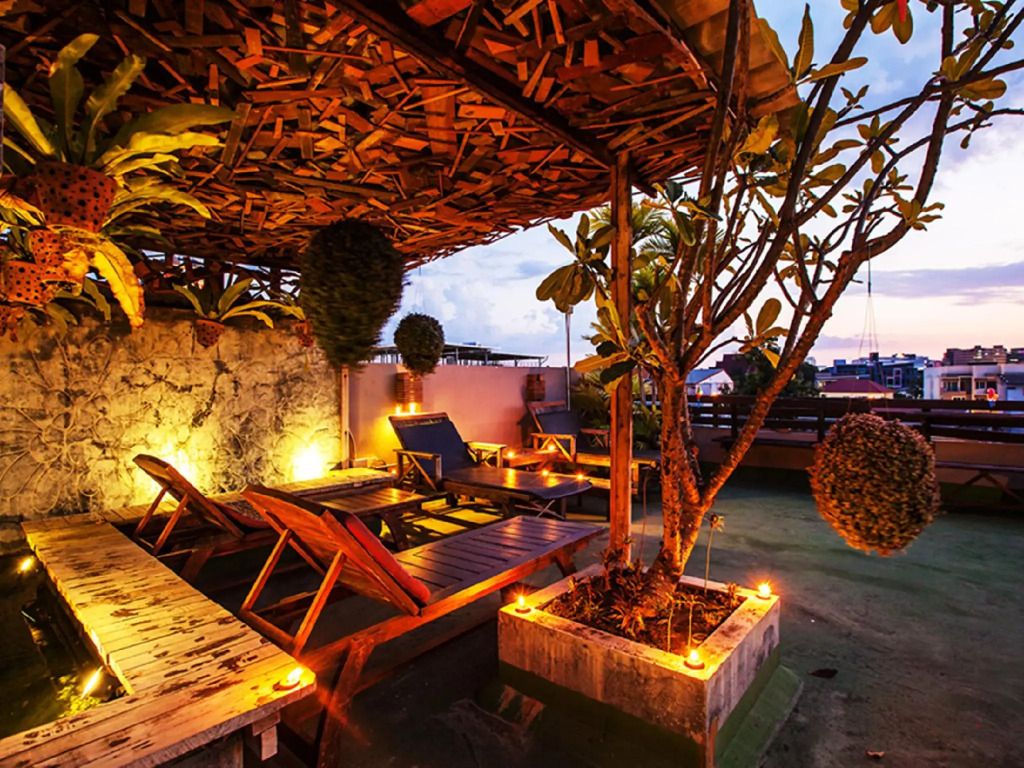 Ban Kong Rao Guesthouse - Quiet Santitham Oasis - Charming Garden & Mountain Views