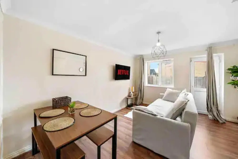 4 bed Townhouse- Free Parking