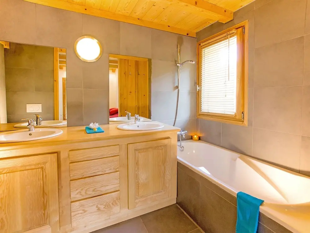 Luxury Chalet, Near the ski Slopes, With Fireplace, Sauna, Jacuzzi and Internet Access