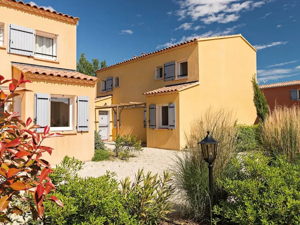 Spacious Holiday Home With Dishwasher and AC, in the Luberon
