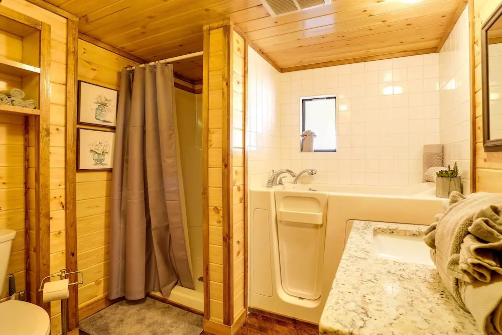 Broken Bow Abode w/ Hot Tub < 7 Mi to Lake!