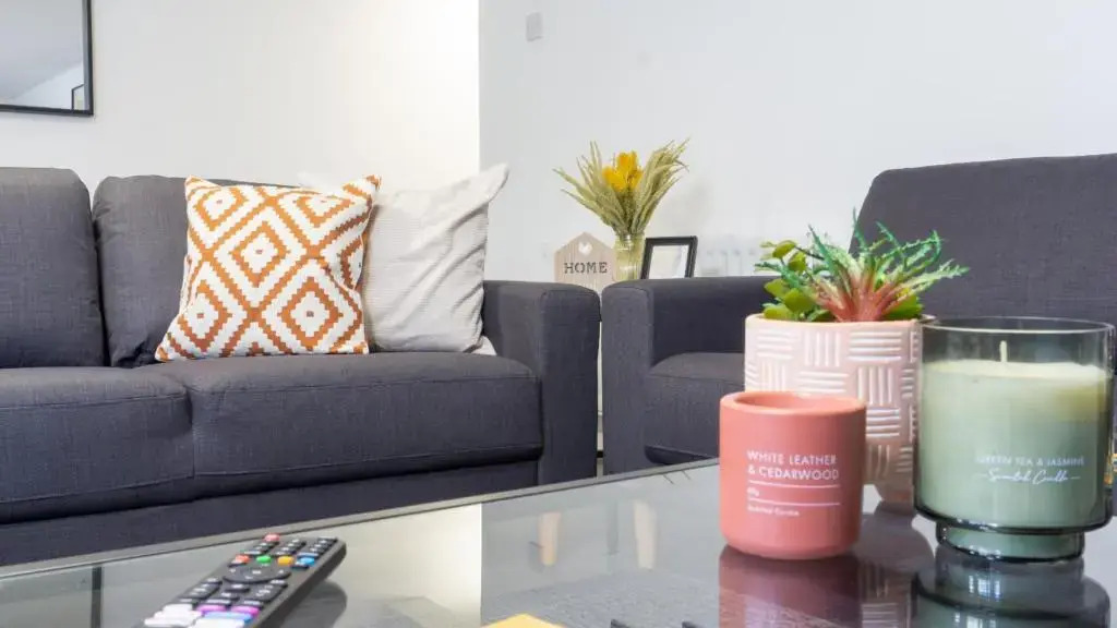 Air Host and Stay - Breckfield house sleeps 14, 7 bedrooms free parking LFC