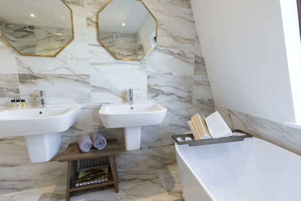Elliot Oliver - Stunning 6 Bedroom Regency House With Parking